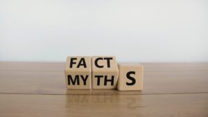 Holzwürfel mit der Aufschrift „Facts“ und „Myths“ – Symbolbild zum Thema Was ist Hypnose